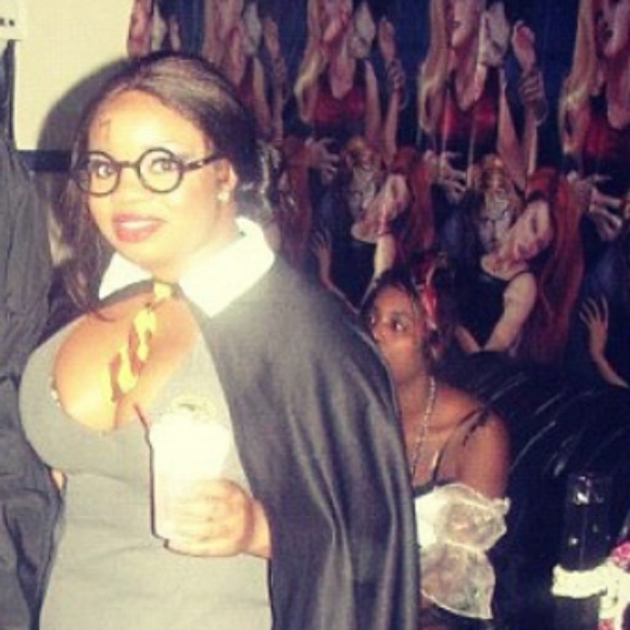 Meet your Posher, Lady Taylor - Picture 3 of 3